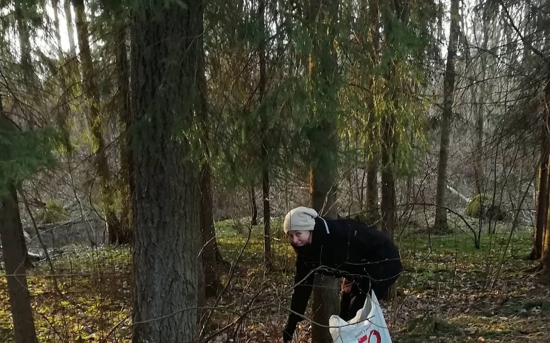 Olga kerää metsäisen ulkoilureitin varresta roskia