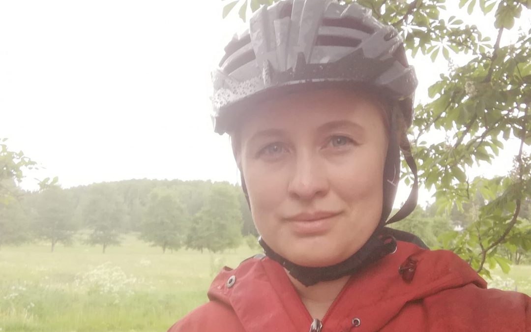 Olga Gilbert sateisessa kelissä pyöräilykypärä päässä